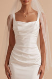 Vestido largo largo de satén fruncido de cuello cuadrado blanco con capa