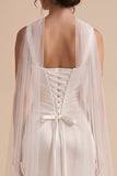 Vestido largo largo de satén fruncido de cuello cuadrado blanco con capa