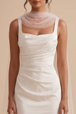 Vestido largo largo de satén fruncido de cuello cuadrado blanco con capa