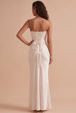 Vestido largo de satén blanco corte sirena sin tirantes con corsé y encaje