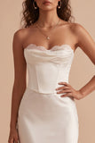 Vestido largo de satén blanco corte sirena sin tirantes con corsé y encaje