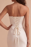 Vestido largo de satén blanco corte sirena sin tirantes con corsé y encaje