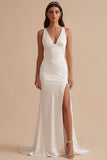 Vestido largo de satén blanco con escote en V y abertura