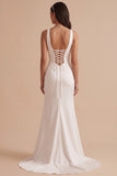 Vestido largo de satén blanco con escote en V y abertura