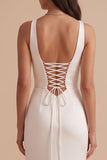 Vestido largo de satén blanco con escote en V y abertura