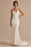 Vestido de novia blanco de satén corte sirena con escote drapeado tirantes finos y cola