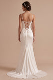 Vestido de novia blanco de satén corte sirena con escote drapeado tirantes finos y cola