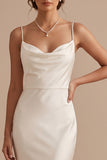Vestido de novia blanco de satén corte sirena con escote drapeado tirantes finos y cola