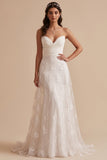 Vestido de novia largo blanco de corte en A sin tirantes con bordados y diseño fruncido