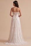 Vestido de novia largo blanco de corte en A sin tirantes con bordados y diseño fruncido