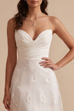 Vestido de novia largo blanco de corte en A sin tirantes con bordados y diseño fruncido