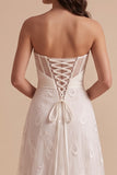 Vestido de novia largo blanco de corte en A sin tirantes con bordados y diseño fruncido