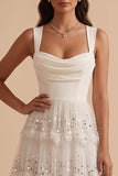 Vestido de novia largo blanco de corte en A con escote drapeado y apliques de lentejuelas