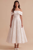 Vestido de novia blanco de encaje con corte en A y hombros descubiertos