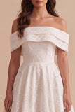 Vestido de novia blanco de encaje con corte en A y hombros descubiertos