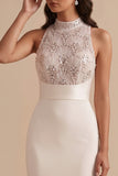 Vestido de novia largo blanco de lentejuelas corte sirena con cuello alto