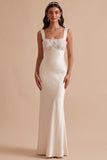 Vestido de novia largo blanco de satén corte sirena con escote cuadrado y abalorios