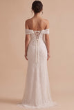 Vestido de novia largo blanco de tul corte sirena con abalorios y escote de hombros descubiertos