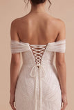 Vestido de novia largo blanco de tul corte sirena con abalorios y escote de hombros descubiertos