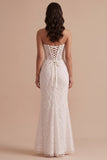 Vestido de novia blanco corte sirena sin tirantes con corsé y bordados