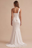 Vestido de novia blanco corte sirena con un hombro y pedrería de strass