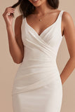 Vestido de novia midi blanco de satén corte sirena con diseño fruncido