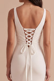 Vestido de novia midi blanco de satén corte sirena con diseño fruncido