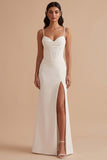 Vestido de novia largo blanco de satén con corsé de tirantes finos y abertura