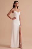Vestido de novia largo blanco de satén con corsé de tirantes finos y abertura