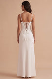 Vestido de novia largo blanco de satén con corsé de tirantes finos y abertura