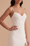 Vestido de novia largo blanco de satén con corsé de tirantes finos y abertura