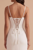 Vestido de novia largo blanco de satén con corsé de tirantes finos y abertura
