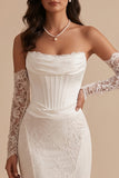 Vestido de novia largo blanco de satén corte sirena con corsé de tirantes altos y encaje