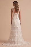 Vestido de novia blanco largo de tul corte sirena con escote drapeado volantes lentejuelas y flores 3D