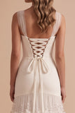Vestido de novia blanco largo de tul corte sirena con escote drapeado volantes lentejuelas y flores 3D