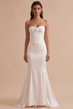 Vestido de novia largo blanco corte sirena con corsé sin tirantes y flores 3D