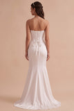Vestido de novia largo blanco corte sirena con corsé sin tirantes y flores 3D