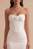 Vestido de novia largo blanco corte sirena con corsé sin tirantes y flores 3D