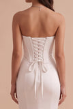 Vestido de novia largo blanco corte sirena con corsé sin tirantes y flores 3D