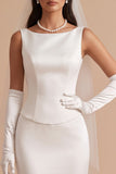Vestido de novia largo blanco de satén corte sirena con escote barco