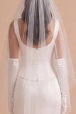 Vestido de novia largo blanco de satén corte sirena con escote barco