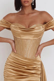 Vestido corto de satén dorado con corsé de hombros descubiertos y diseño drapeado