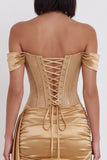 Vestido corto de satén dorado con corsé de hombros descubiertos y diseño drapeado