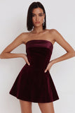 Vestido corto de cóctel de terciopelo burdeos con escote palabra de honor y corte en A