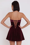 Vestido corto de cóctel de terciopelo burdeos con escote palabra de honor y corte en A