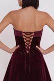 Vestido corto de cóctel de terciopelo burdeos con escote palabra de honor y corte en A