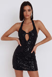Vestido corto de cóctel negro ajustado con lentejuelas, escote halter y abertura lágrima