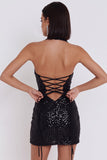 Vestido corto de cóctel negro ajustado con lentejuelas, escote halter y abertura lágrima