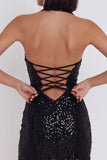 Vestido corto de cóctel negro ajustado con lentejuelas, escote halter y abertura lágrima