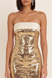 Vestido corto de cóctel dorado con lentejuelas y escote palabra de honor